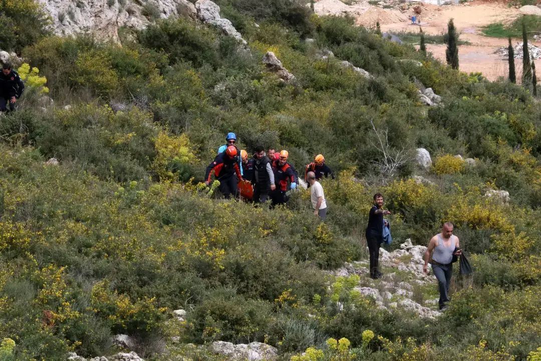 Genç Kadın Kepez'de 20 Metrelik Kayalıklardan Düştü 3